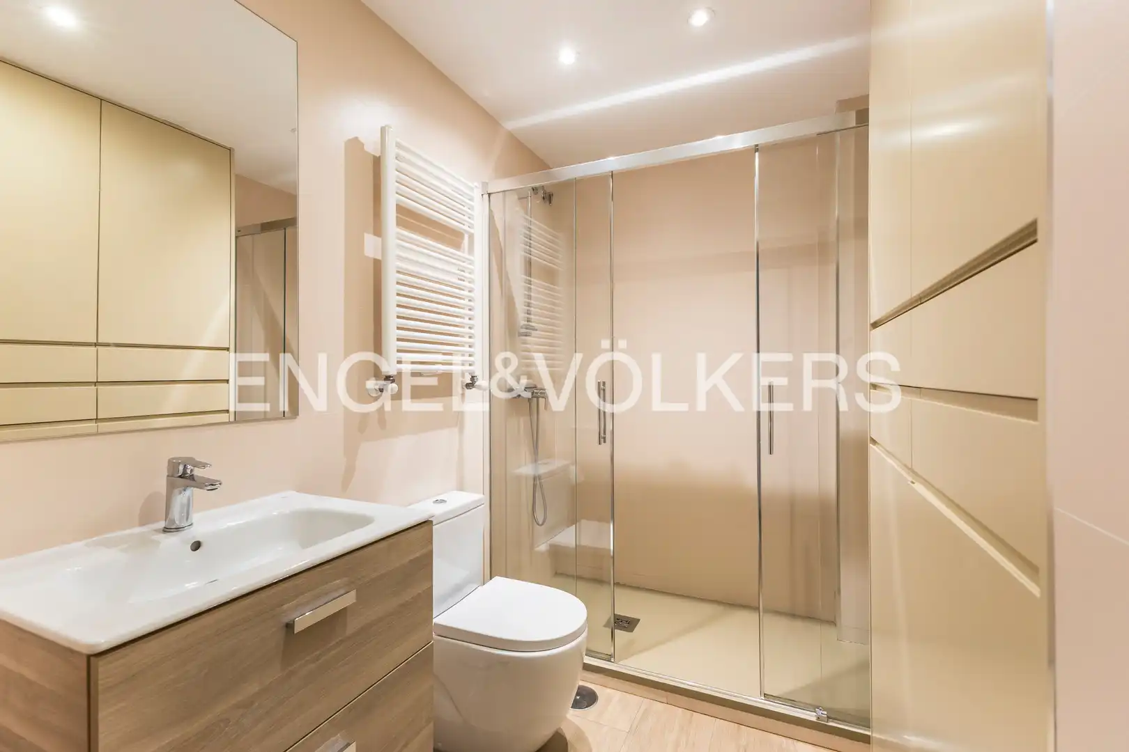 Baño de Piso en venta en Madrid con Calefacción, Jardín privado y Parquet