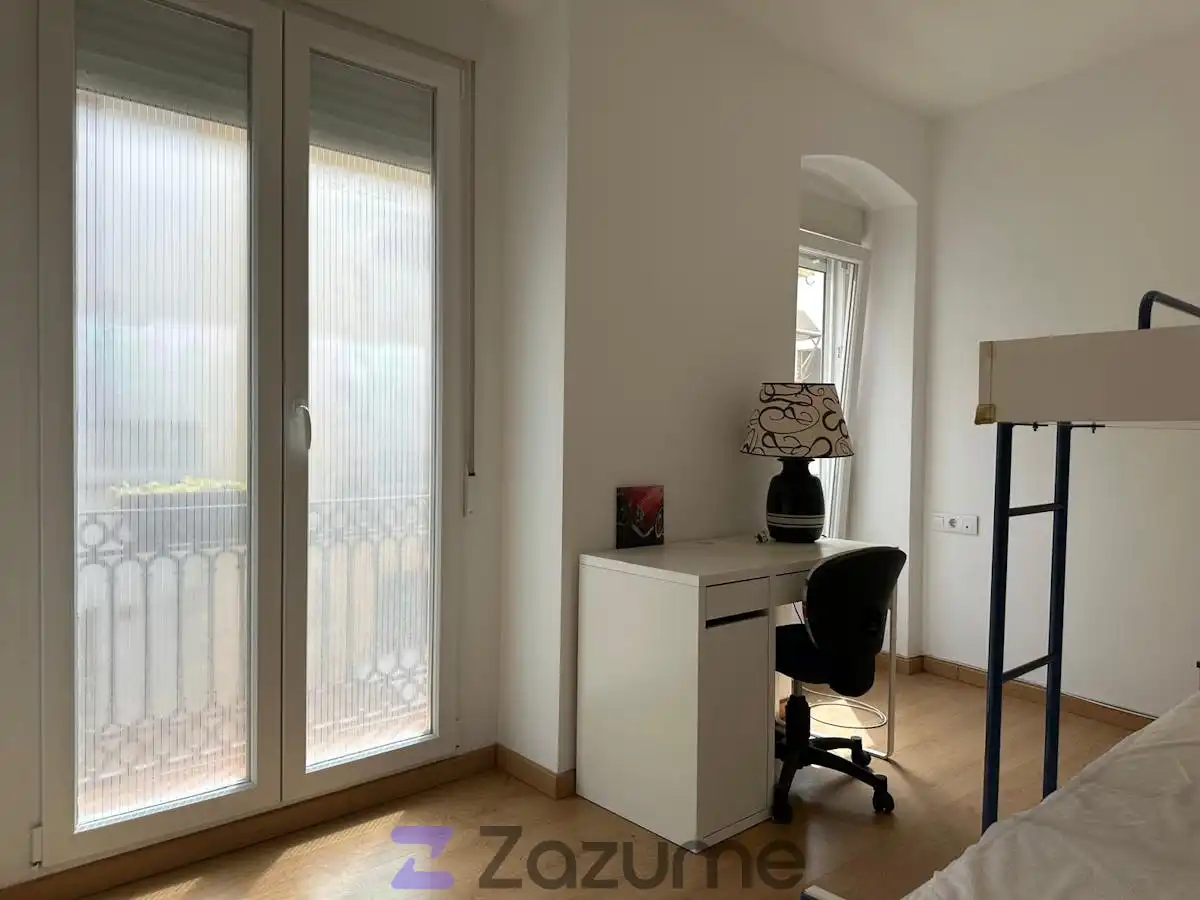 Dormitori de Apartament de lloguer en Valencia amb Aire condicionat, Terrassa i Moblat