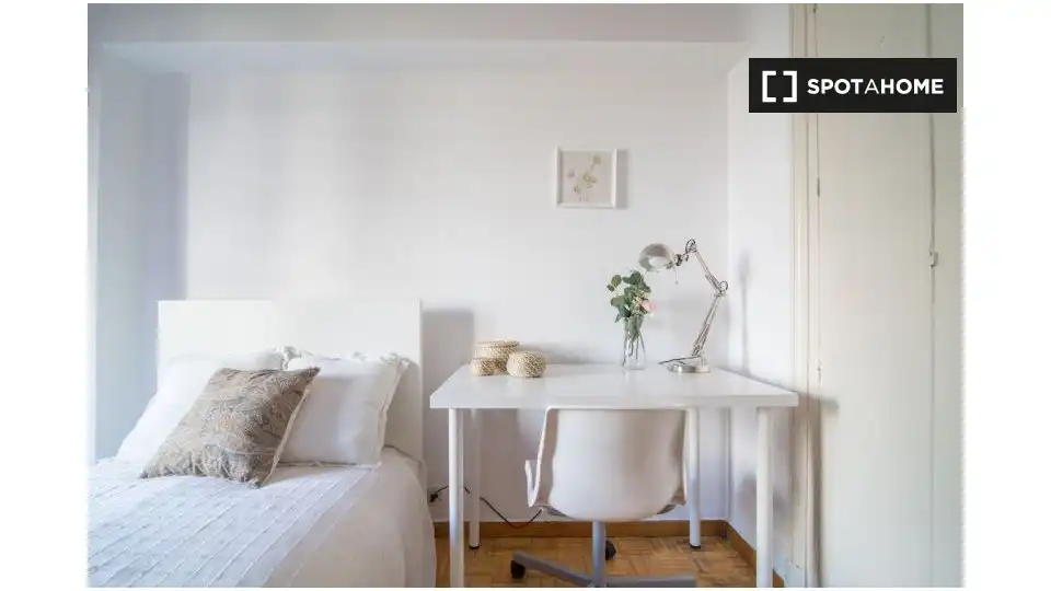 Bedroom of Flat for share in Madrid  with Air Conditioner, Heating and Furnished
