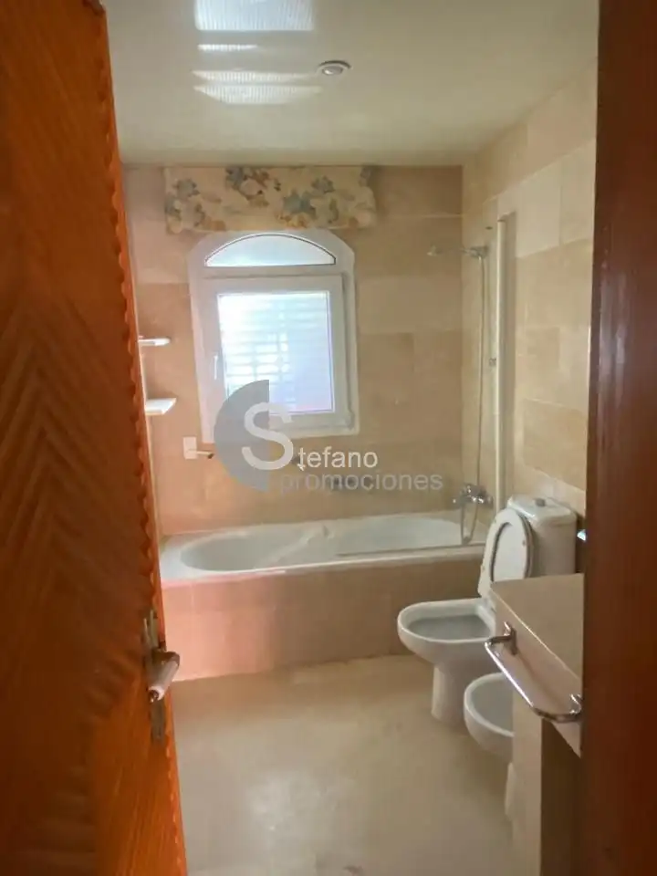 Baño de Casa adosada de alquiler en Málaga con Aire acondicionado, Jardín privado y Terraza