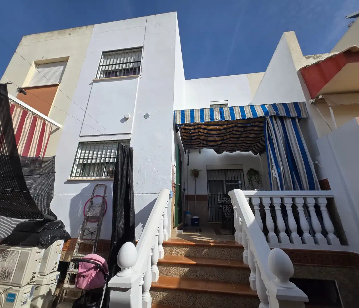 Vista exterior de Casa adosada en venda en Dos Hermanas amb Terrassa