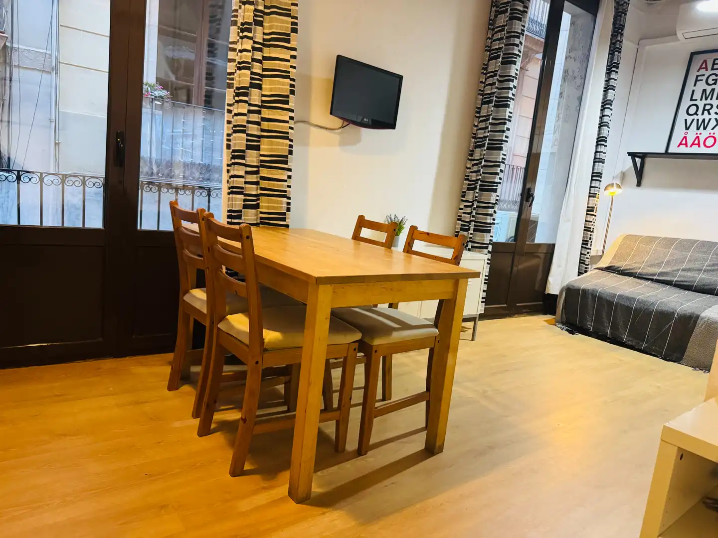 Menjador de Estudi de lloguer en Barcelona amb Aire condicionat, Parquet i Moblat