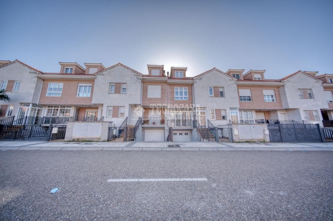 Vista exterior de Casa adosada en venta en Villanubla con Calefacción y Terraza