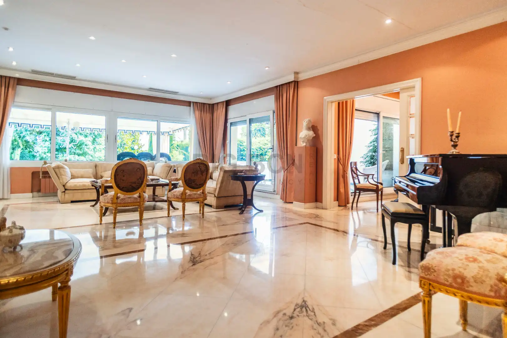 Sala d'estar de Casa o xalet en venda en Barcelona amb Aire condicionat, Calefacció i Jardí privat
