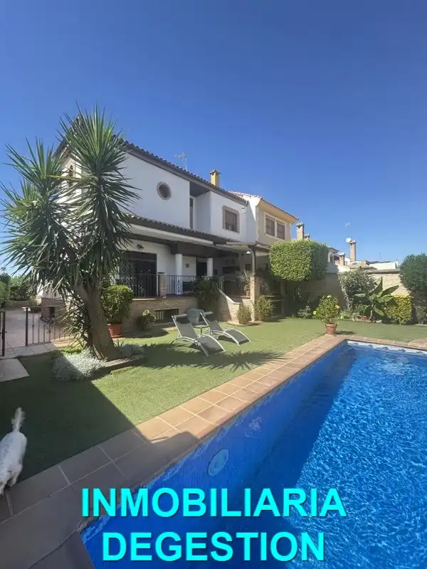 Casa adosada en venta en Linarejos