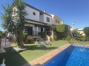Casa pareada con balcón en venta en Linarejos
