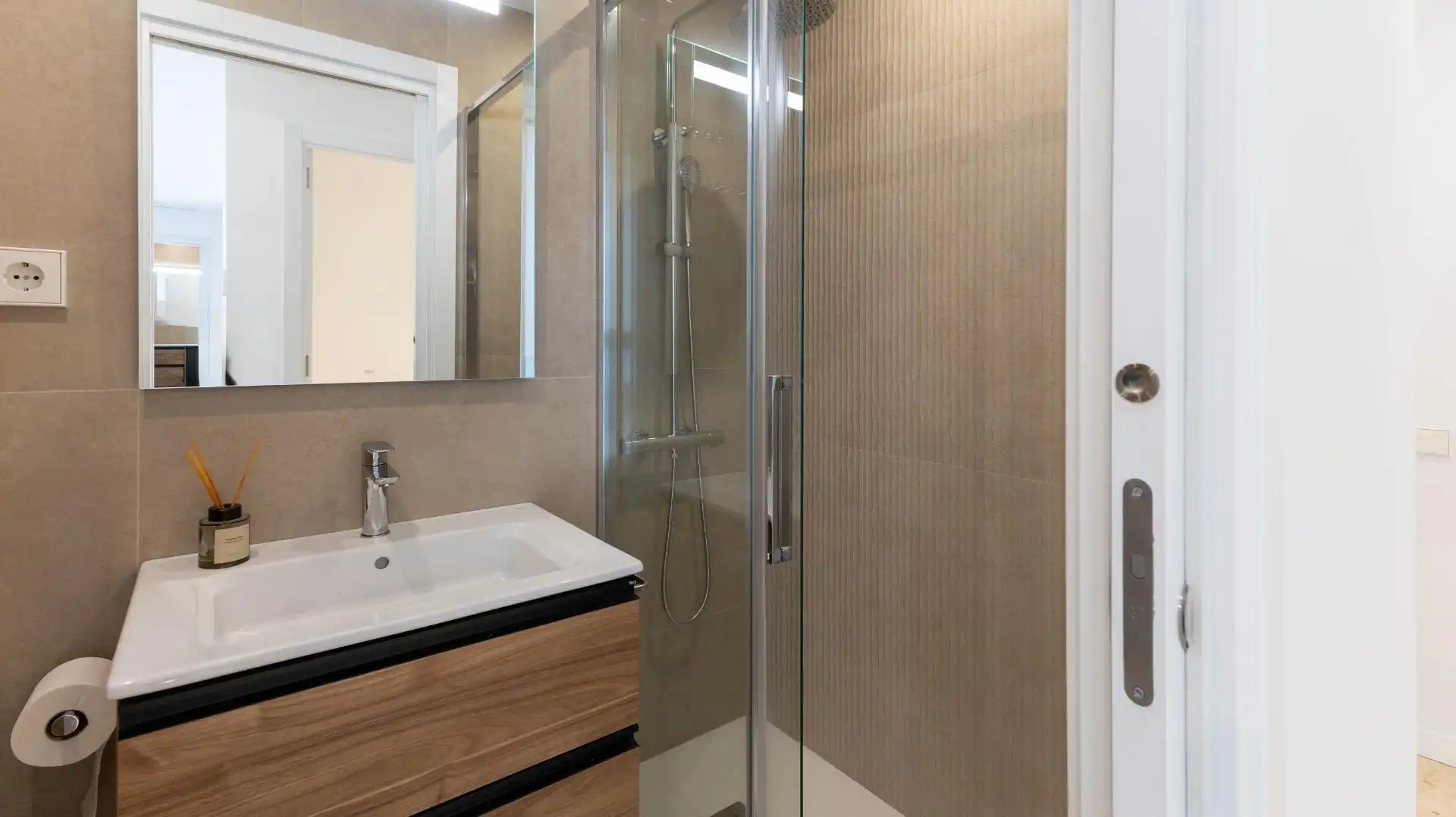 Badezimmer von Wohnung zum Verkauf in Barcelona mit Klimaanlage, Heizung und Terrasse