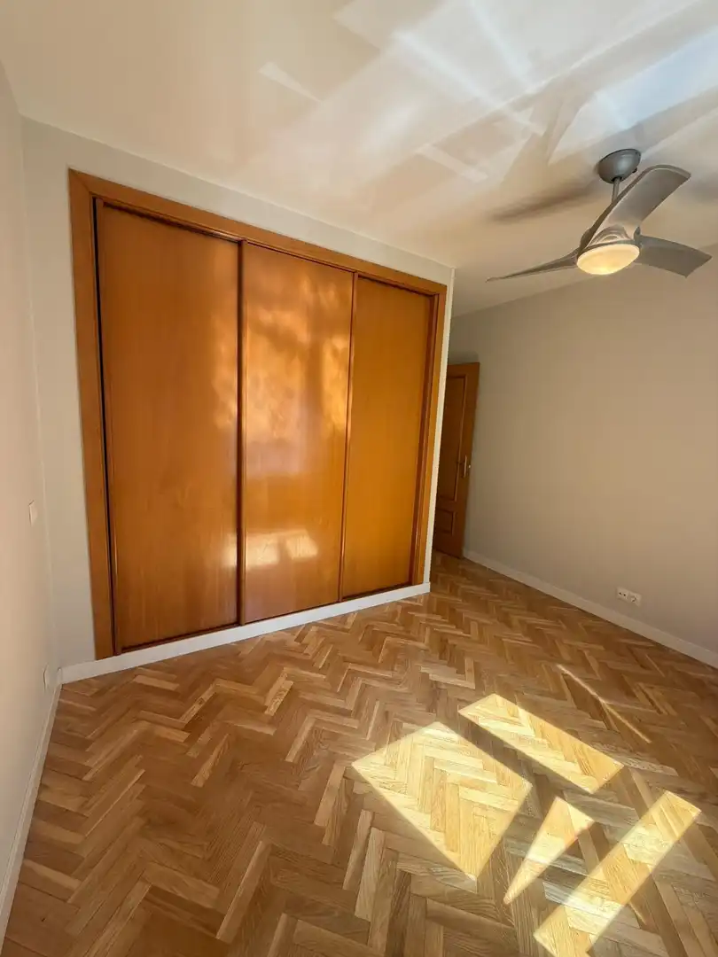 Schlafzimmer von Wohnung zur Miete in Madrid mit Heizung, Privatgarten und Parkett