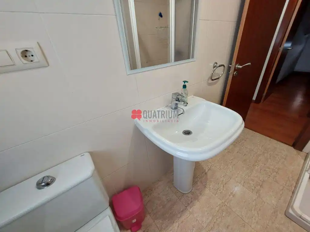Badezimmer von Wohnung zur Miete in Santiago de Compostela  mit Parkett und Möbliert