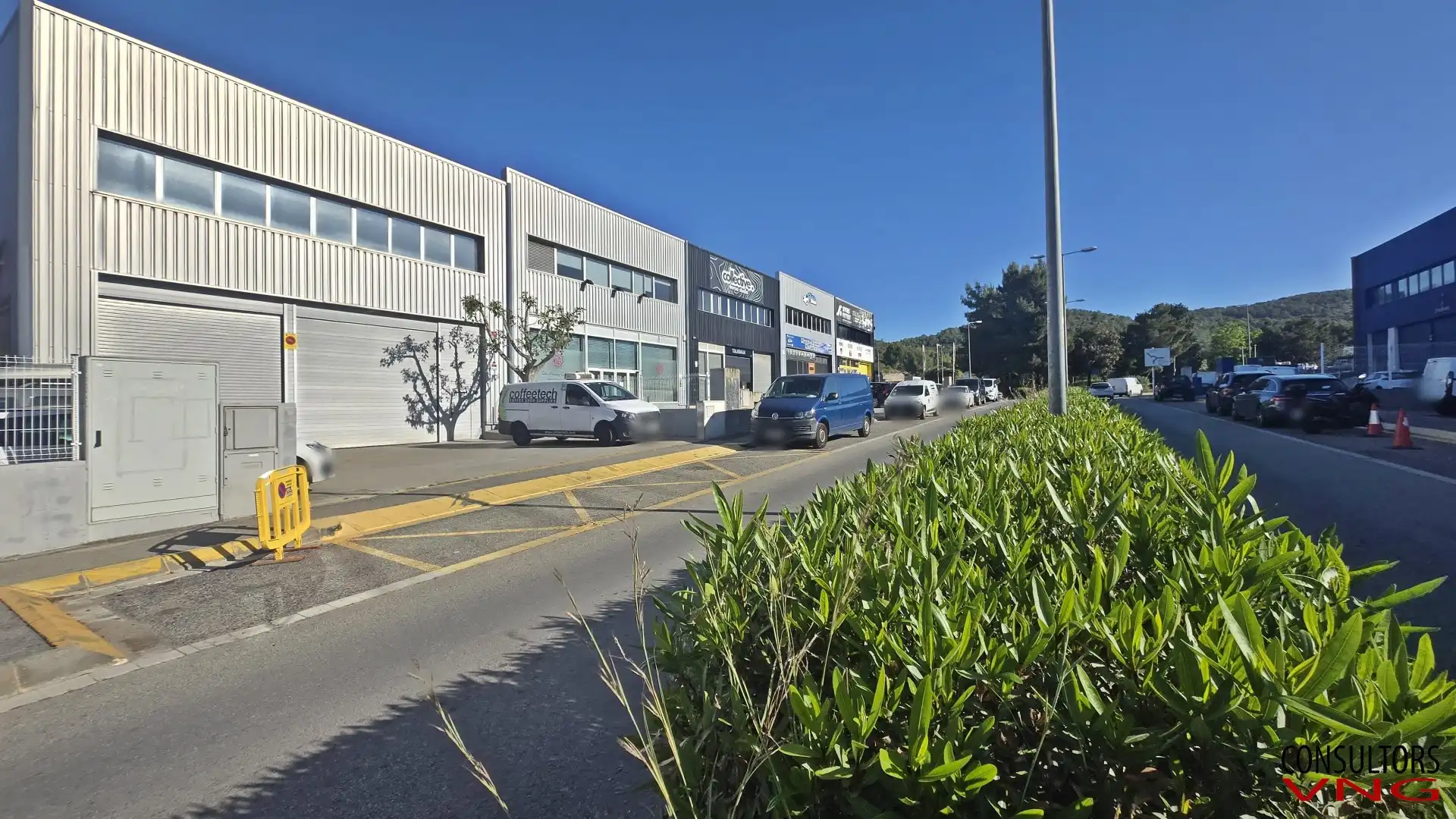 Außenansicht von Fabrikhallen zum Verkauf in Sitges