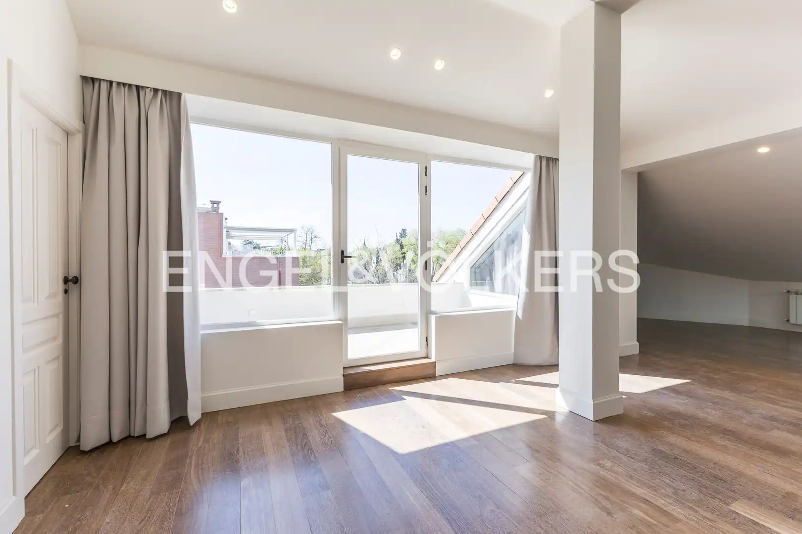 Vista exterior de Casa o xalet de lloguer en Madrid amb Aire condicionat, Calefacció i Jardí privat