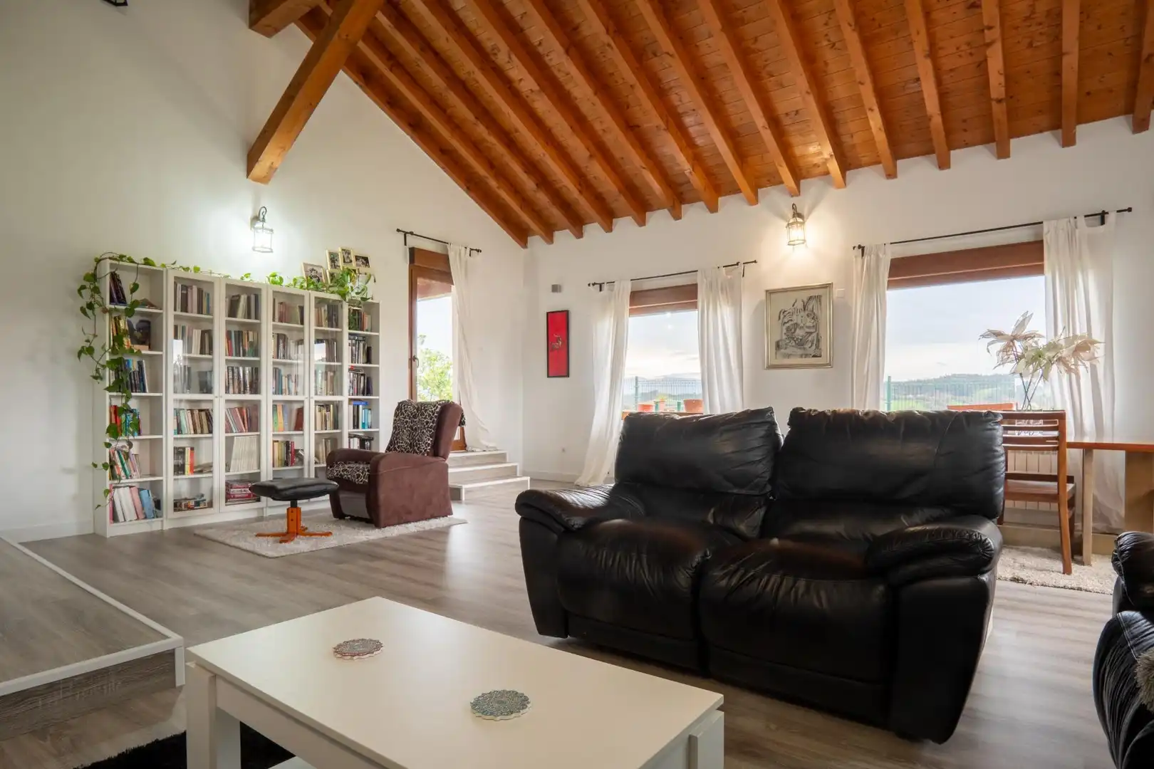 Sala d'estar de Casa o xalet en venda en Santillana del Mar amb Calefacció, Jardí privat i Terrassa