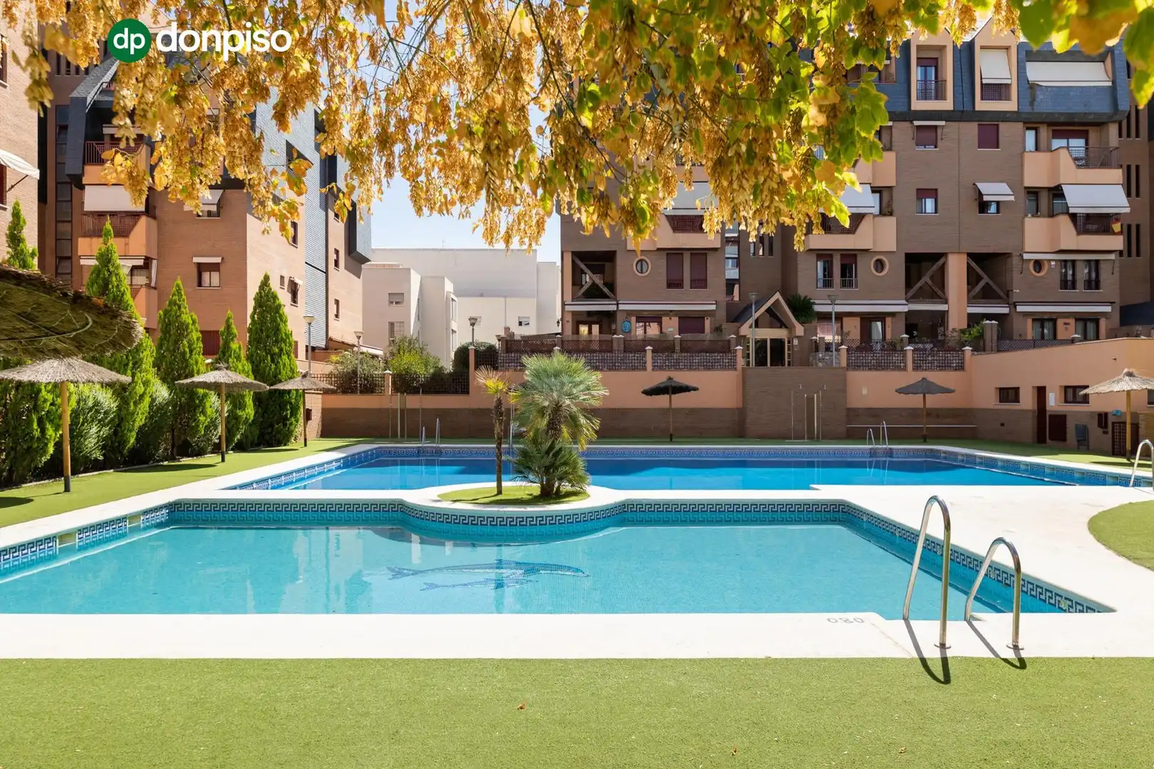 Piscina de Pis en venda en Granada amb Aire condicionat, Calefacció i Terrassa