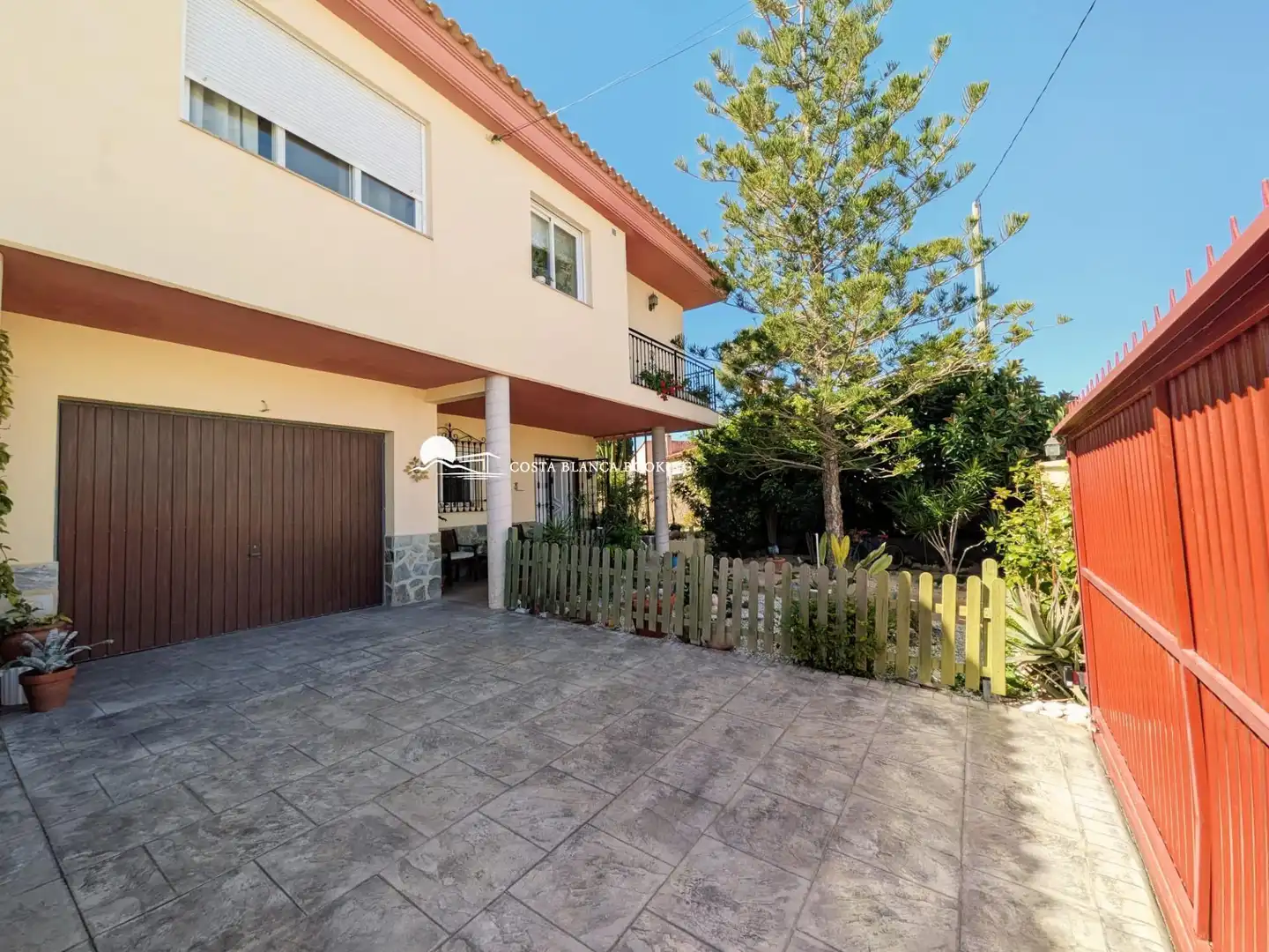 Vista exterior de Casa o xalet en venda en L'Alfàs del Pi amb Aire condicionat, Jardí privat i Terrassa