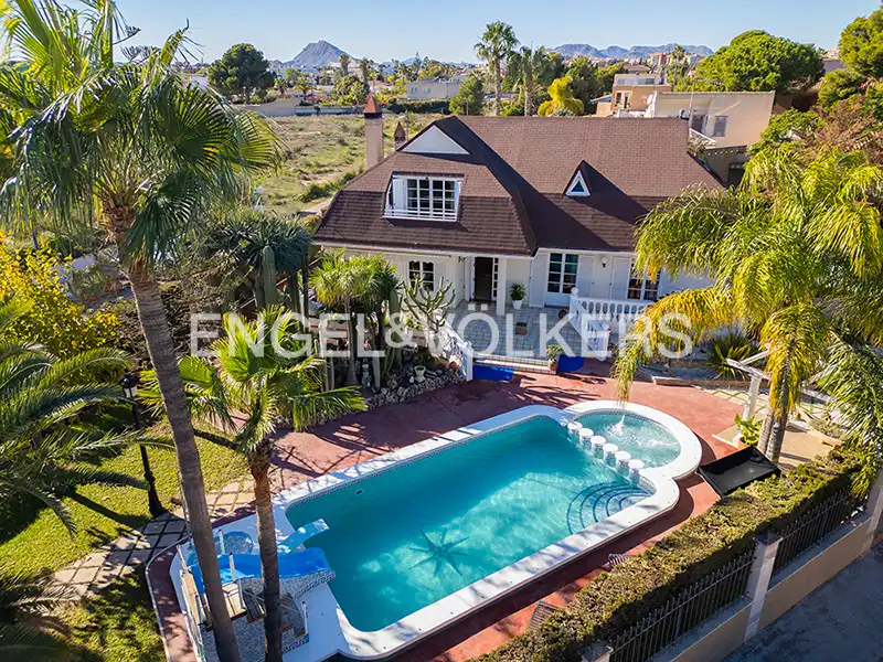 Exterior view of Houses for sale in San Vicente del Raspeig / Sant Vicent del Raspeig  with Air Conditioner, Heating and Private garden