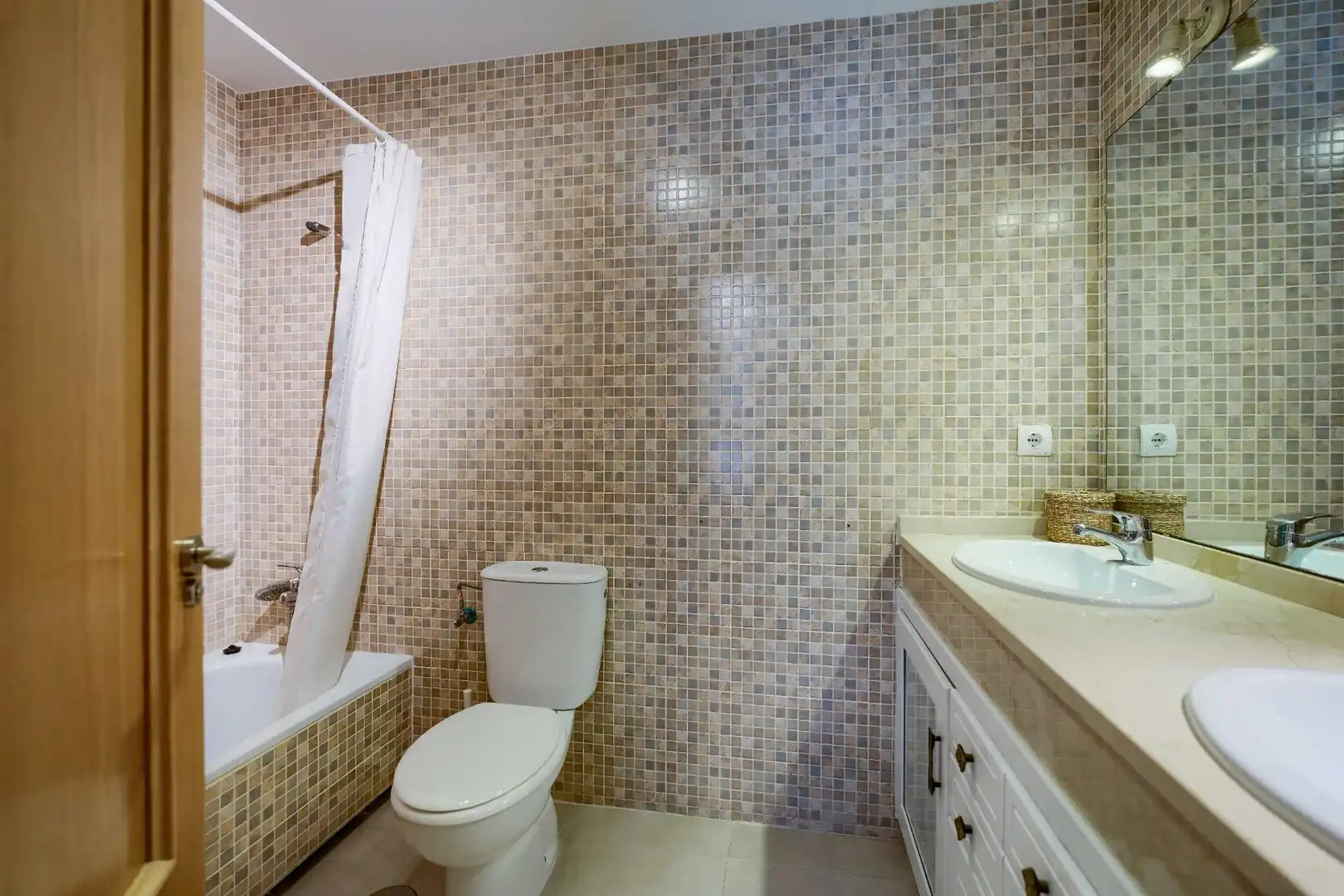 Baño de Casa adosada en venta en Bormujos con Aire acondicionado, Jardín privado y Terraza