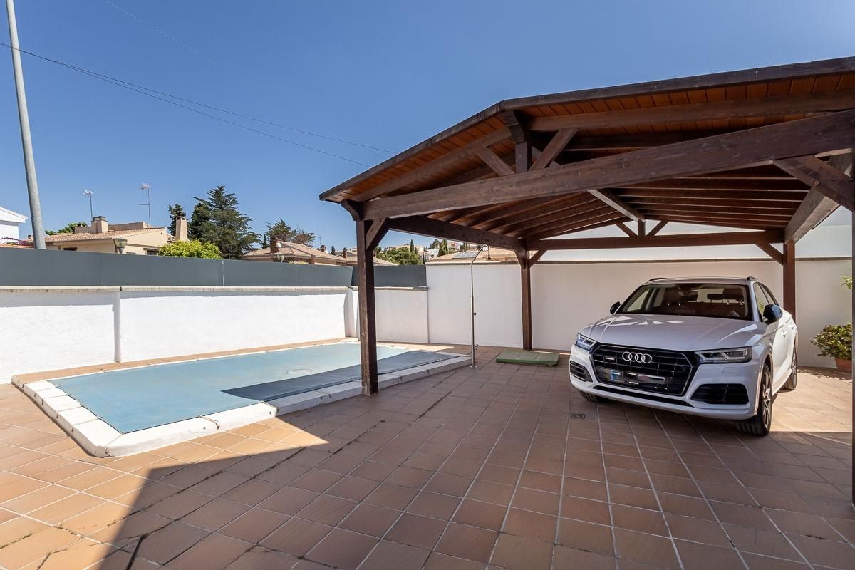 Swimming pool of Single-family semi-detached for sale in  Granada Capital  with Air Conditioner, Heating and Private garden
