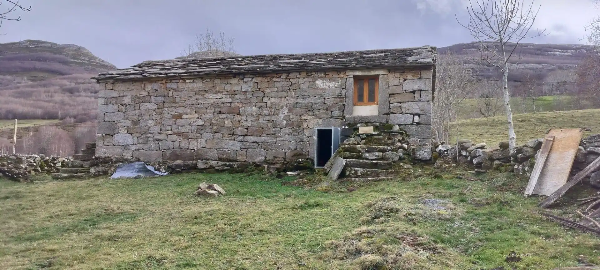 Vista exterior de Finca rústica en venda en Espinosa de los Monteros amb Jardí privat