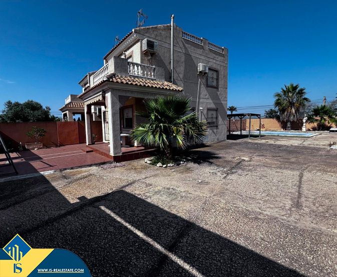 Vista exterior de Casa o xalet en venda en Torrevieja amb Terrassa, Piscina i Moblat