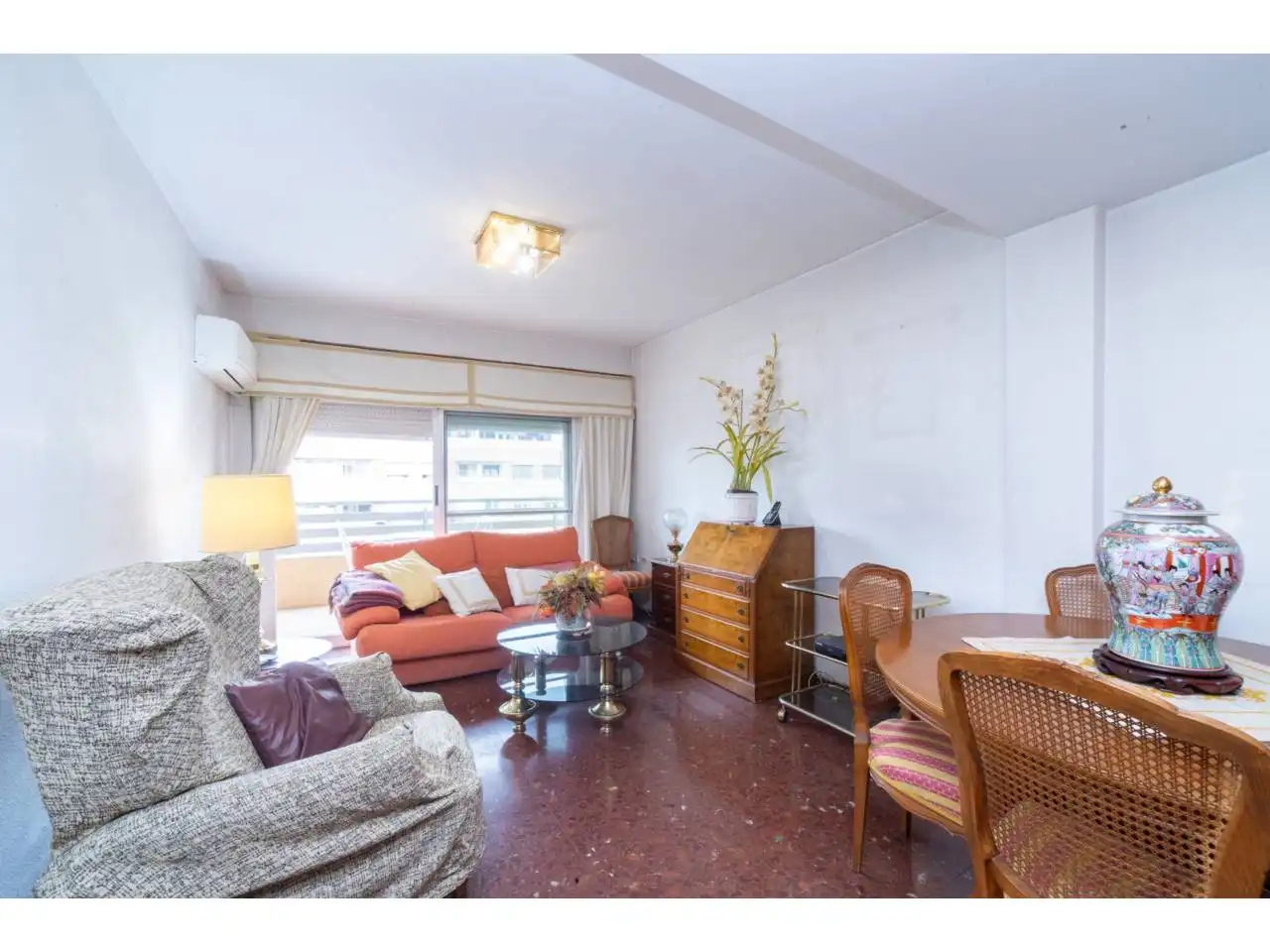 Living room of Flat for sale in Valencia  with Air Conditioner, Terrace and Furnished