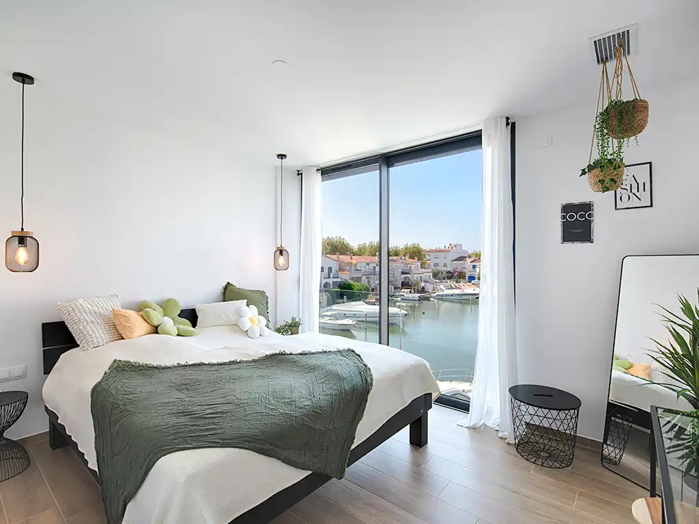 Dormitori de Casa adosada en venda en Empuriabrava amb Terrassa, Piscina i Moblat