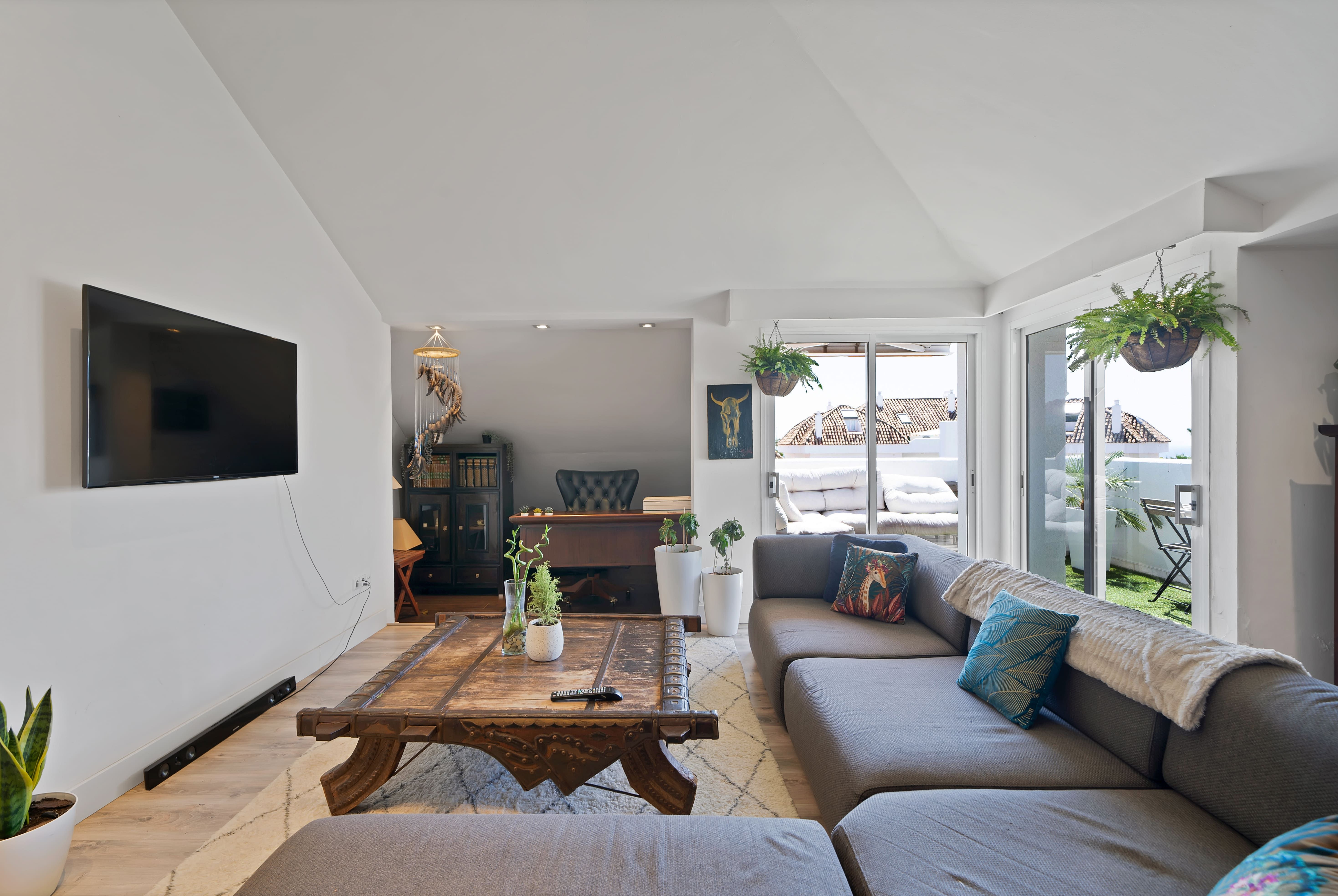 Sala d'estar de Àtic en venda en Marbella amb Calefacció, Jardí privat i Terrassa