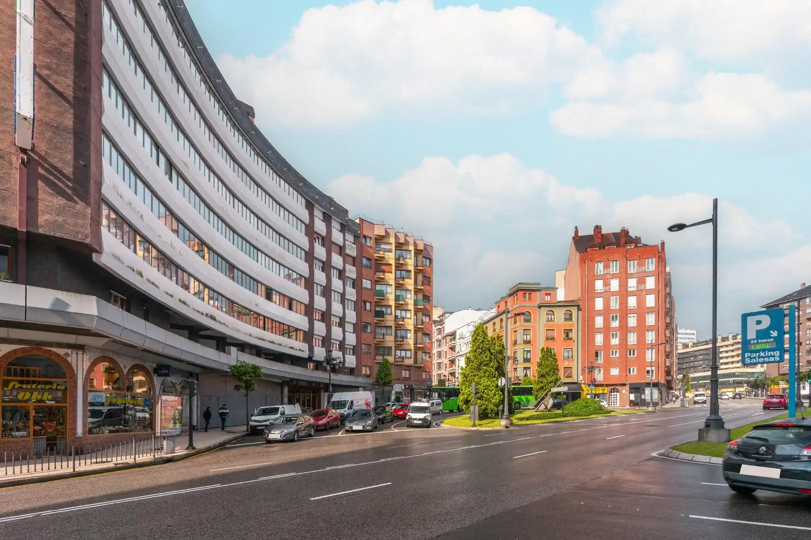 Vista exterior de Pis en venda en Oviedo  amb Parquet, Moblat i Jacuzzi
