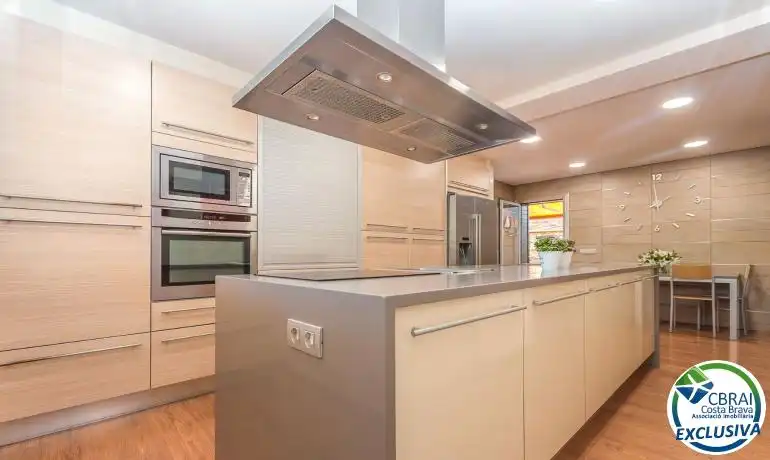 Cocina de Casa o chalet en venta en Roses con Aire acondicionado, Calefacción y Jardín privado