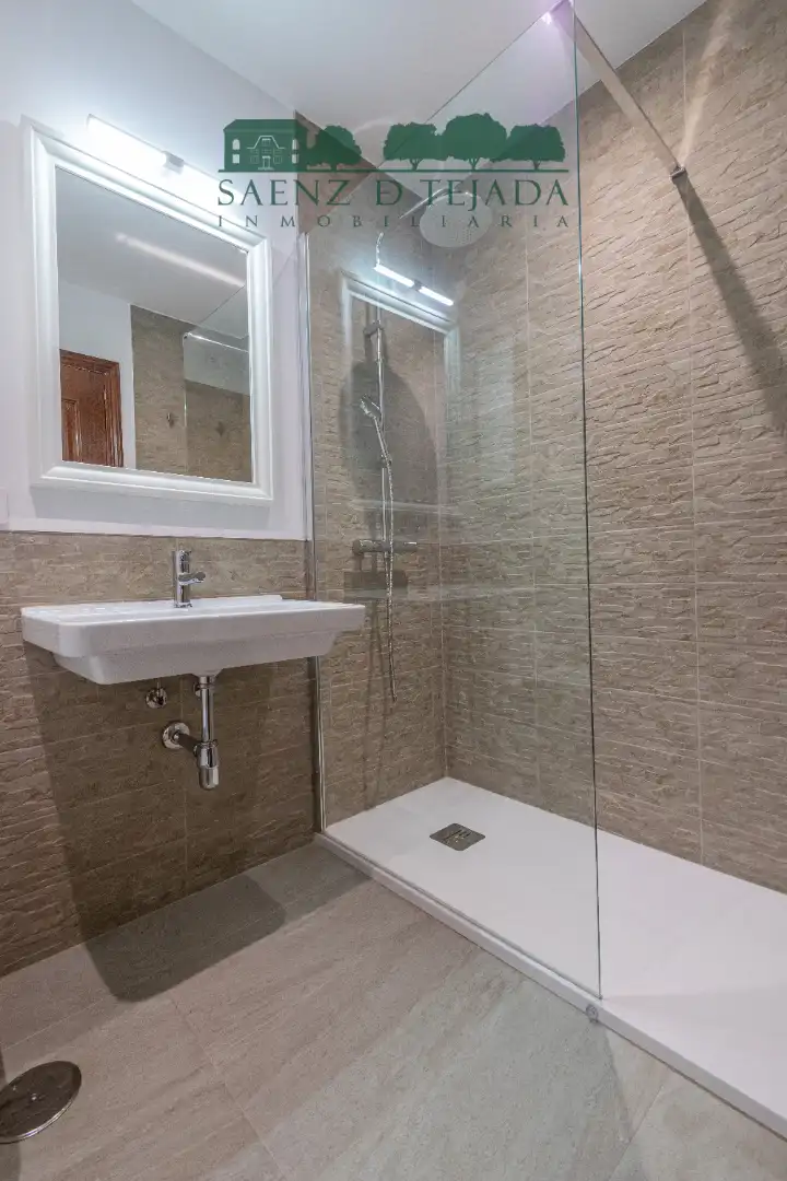 Bathroom of Flat for rent in Sevilla  with Air Conditioner, Storage room and Oven