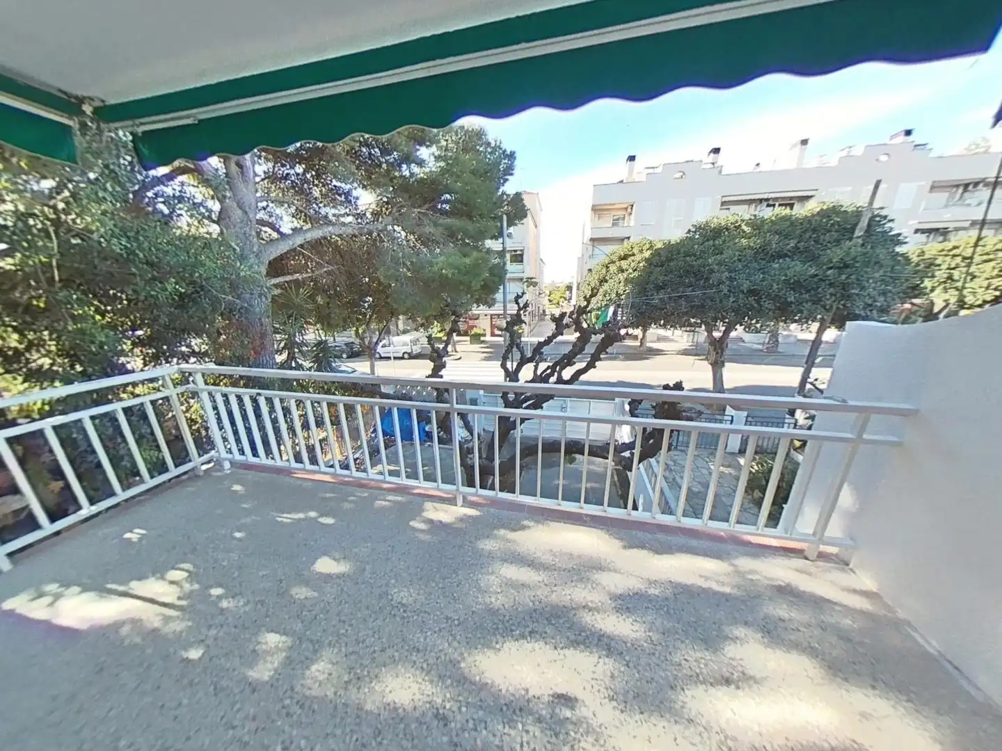 Außenansicht von Einfamilien-Reihenhaus zum Verkauf in El Vendrell mit Privatgarten und Parkett