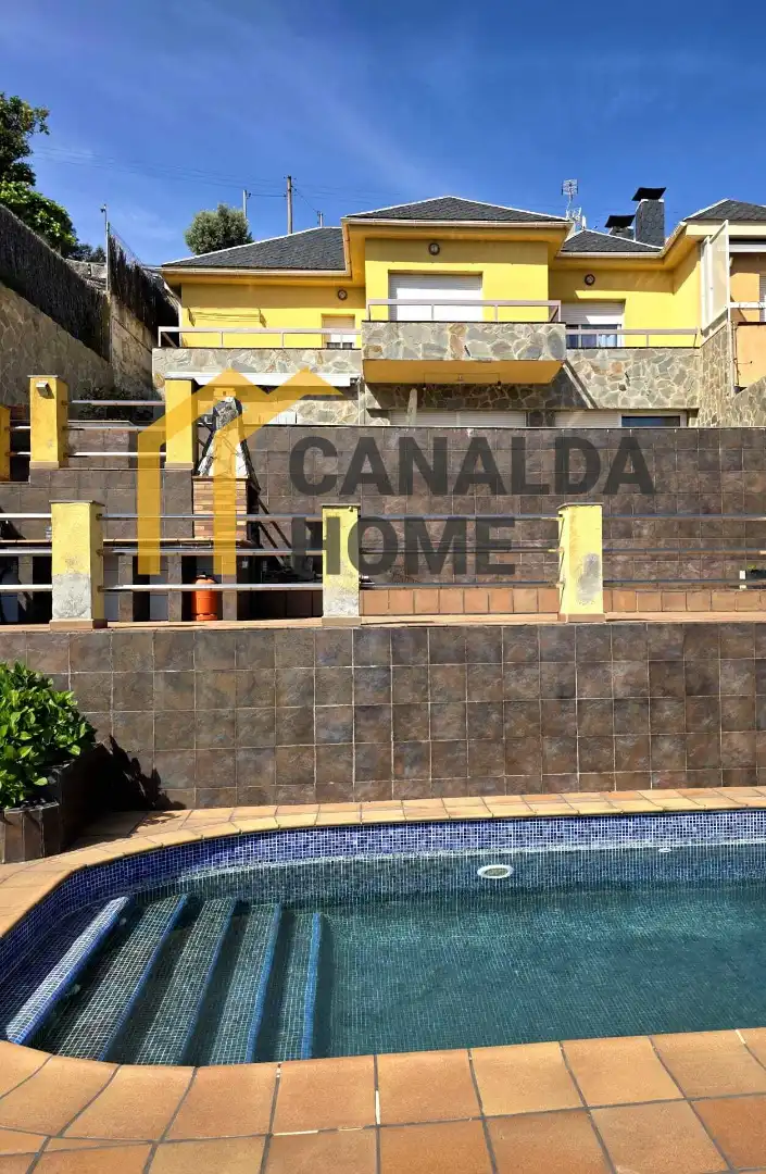 Casa aparellada amb piscina en venda a Carrer Sot de Can Puig, imagen 2