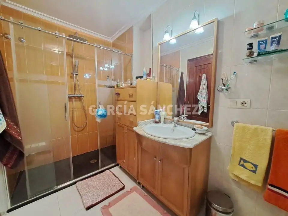 Badezimmer von Wohnungen zum Verkauf in Boiro mit Möbliert