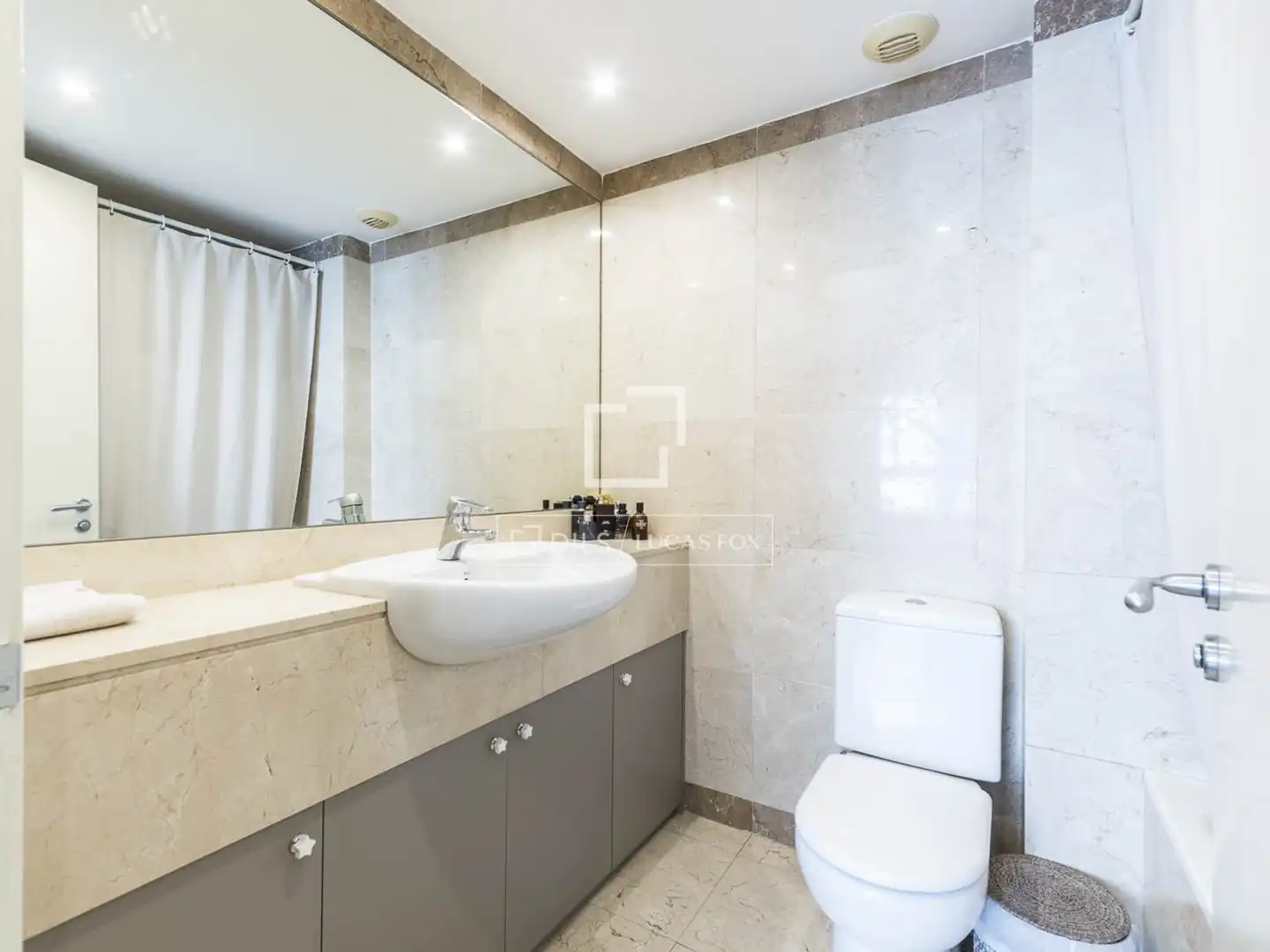 Bathroom of Flat for sale in Barcelona  with Air Conditioner, Private garden and Terrace