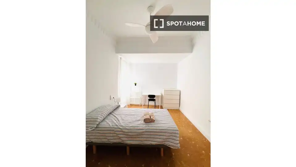 Bedroom of Flat for share in Sur