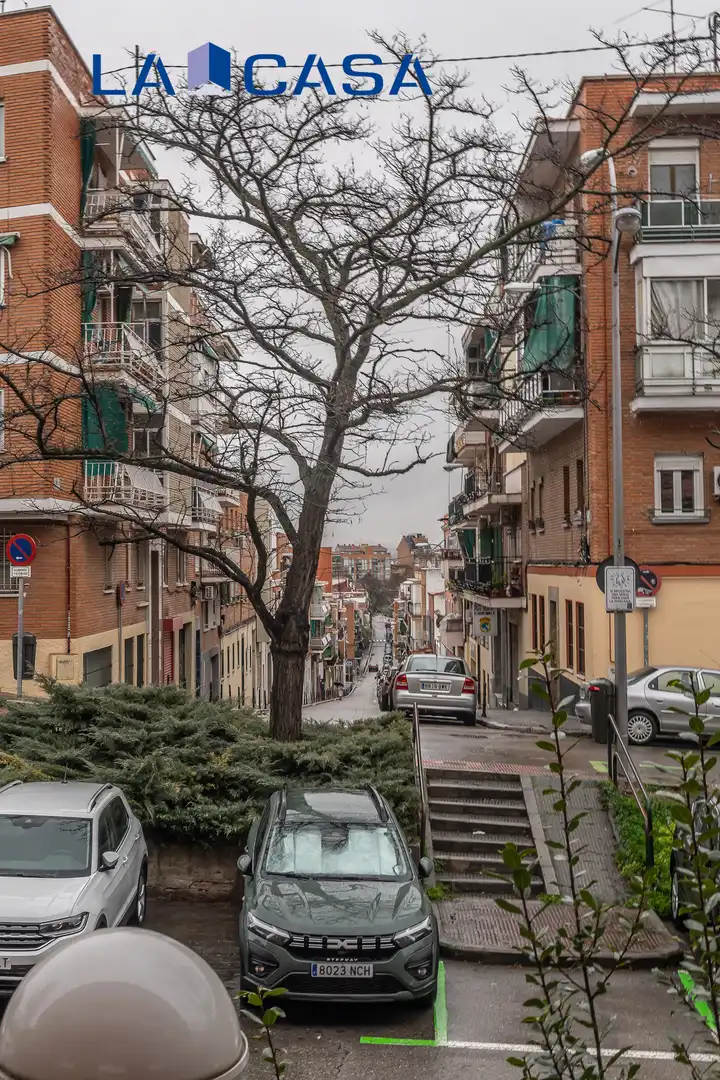 Vista exterior de Pis en venda en Madrid amb Calefacció