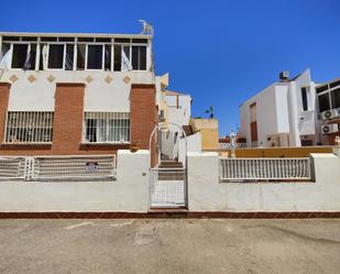 Vista exterior de Casa adosada en venda en Orihuela amb Aire condicionat i Terrassa