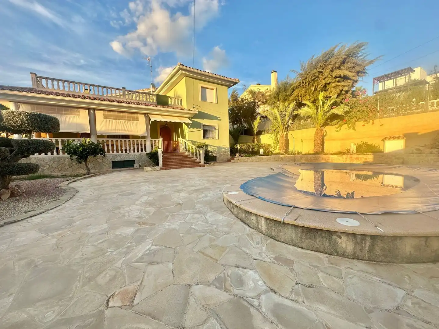 Vista exterior de Casa o chalet en venta en San Vicente del Raspeig / Sant Vicent del Raspeig con Aire acondicionado, Calefacción y Jardín privado