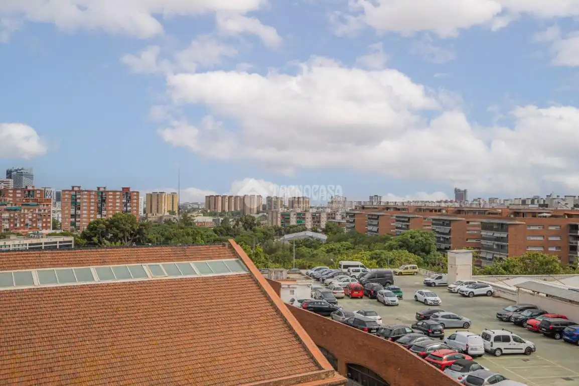 Vista exterior de Piso en venta en L'Hospitalet de Llobregat con Aire acondicionado y Calefacción