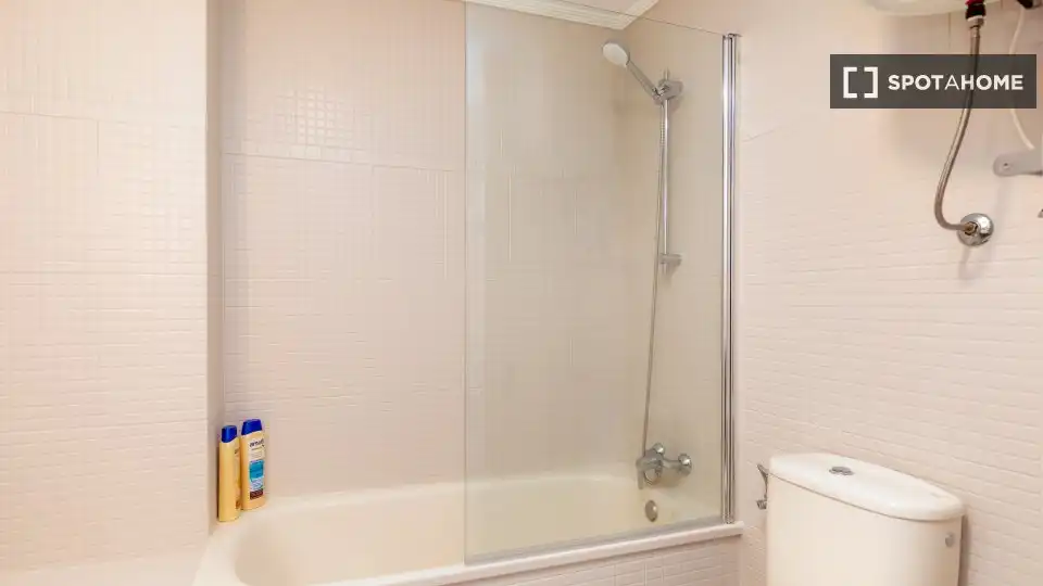 Baño de Piso de alquiler en Valencia con Aire acondicionado, Calefacción y Amueblado
