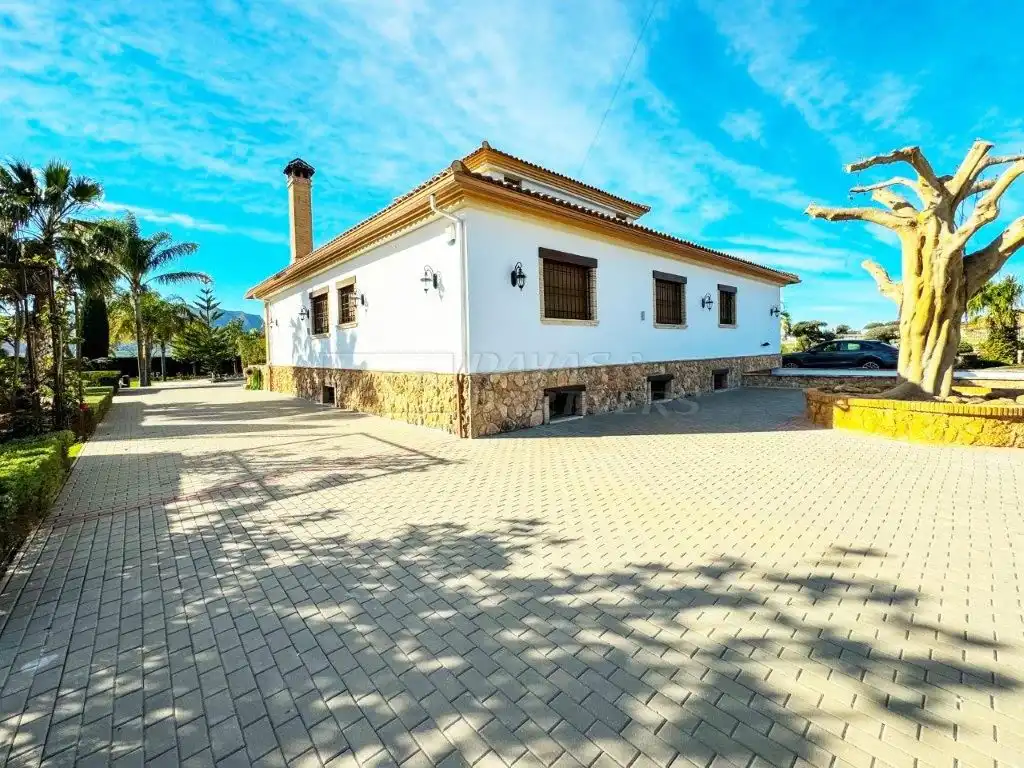 Vista exterior de Casa o xalet en venda en Orihuela amb Aire condicionat, Jardí privat i Traster