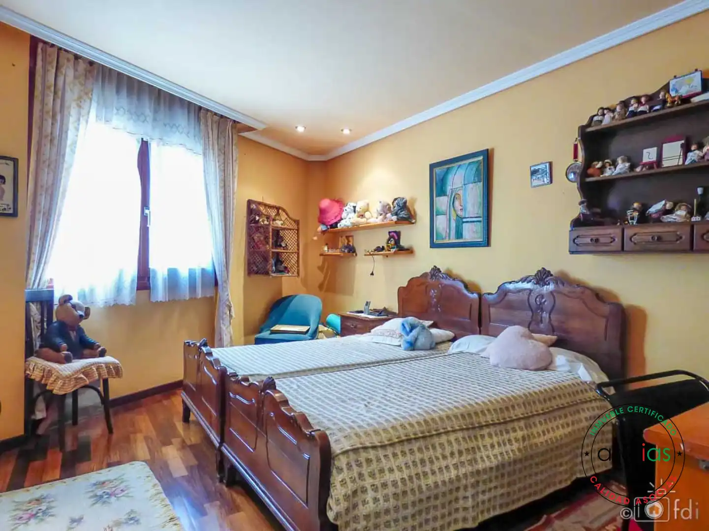Dormitori de Casa o xalet en venda en Oviedo  amb Calefacció, Jardí privat i Parquet