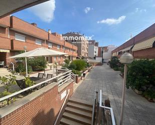 Vista exterior de Casa o xalet en venda en Cornellà de Llobregat amb Aire condicionat i Terrassa