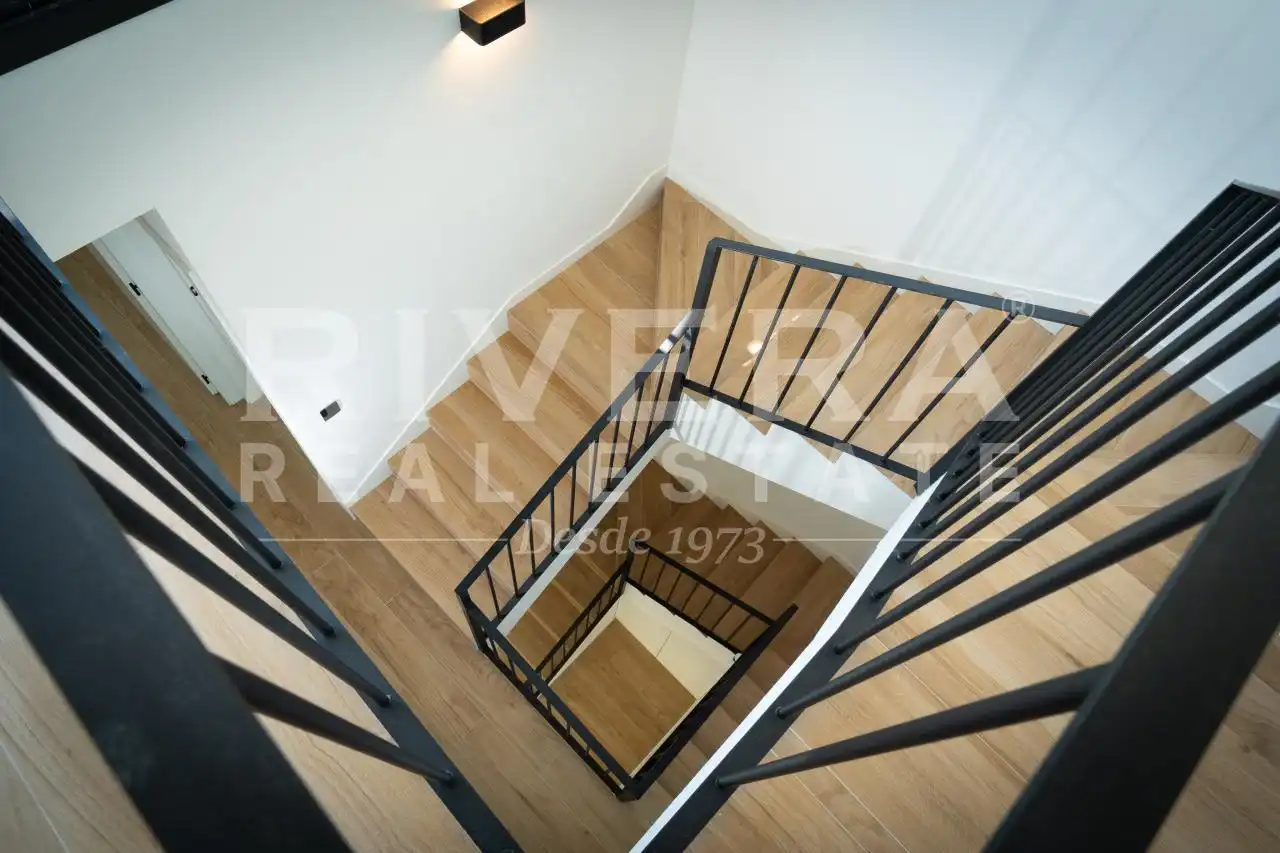 Casa adosada en venta en Vigo  con Calefacción y Jardín privado