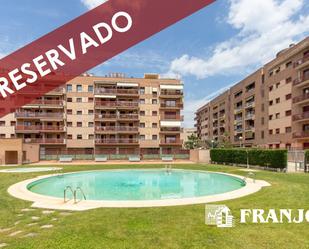 Vista exterior de Àtic en venda en Sabadell amb Aire condicionat, Terrassa i Piscina