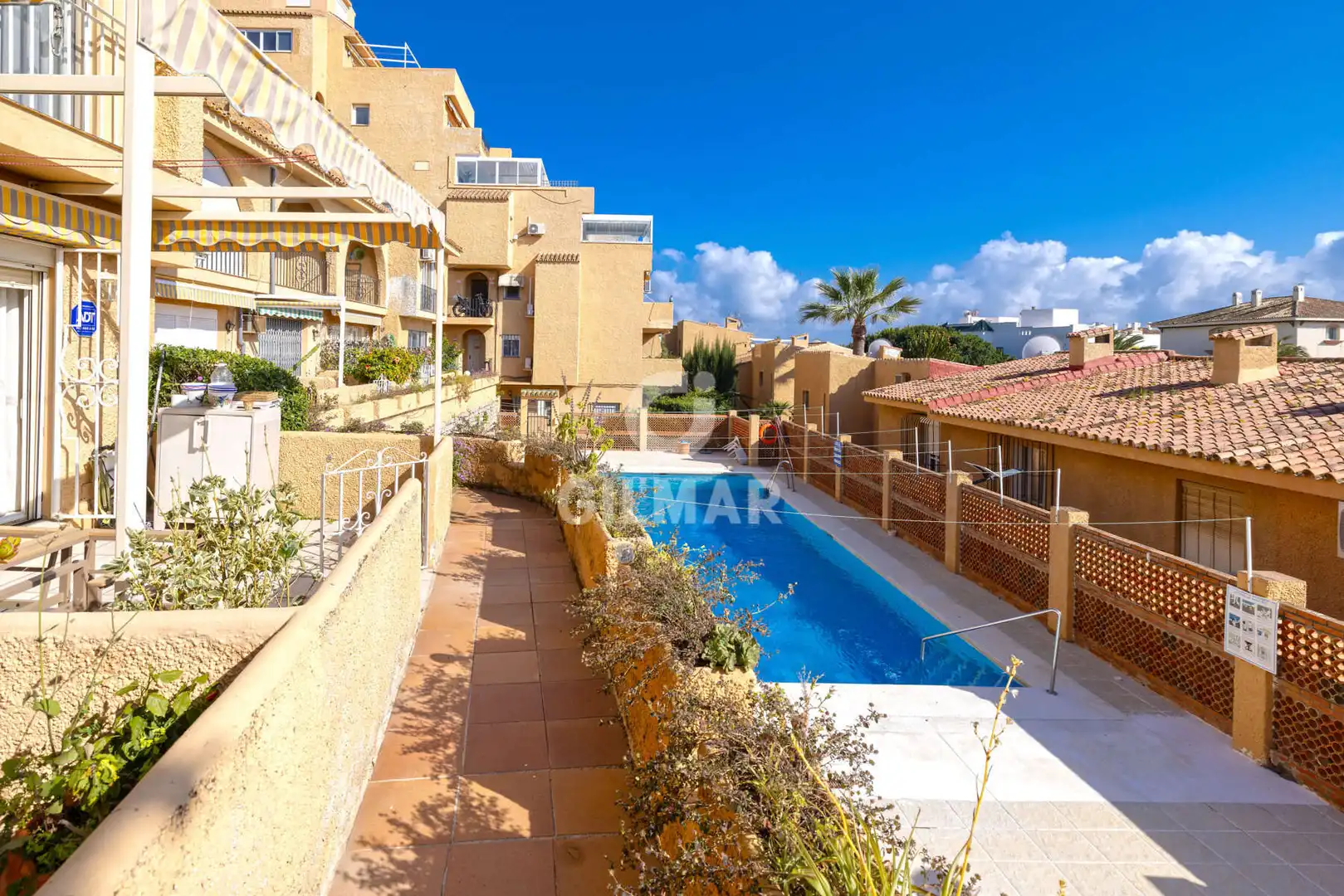 Außenansicht von Einfamilien-Reihenhaus zum Verkauf in Estepona