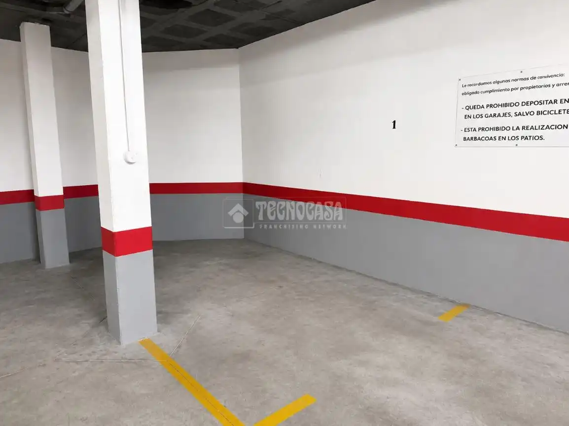Parkplatz von Einfamilien-Reihenhaus zum Verkauf in Marbella mit Terrasse
