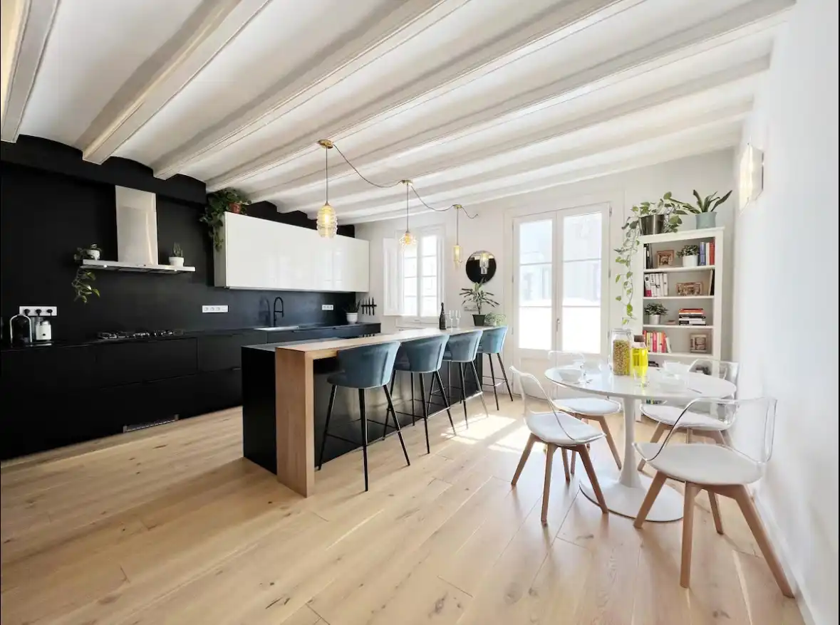 Küche von Wohnung zum Verkauf in Barcelona mit Parkett, Terrasse und Abstellraum