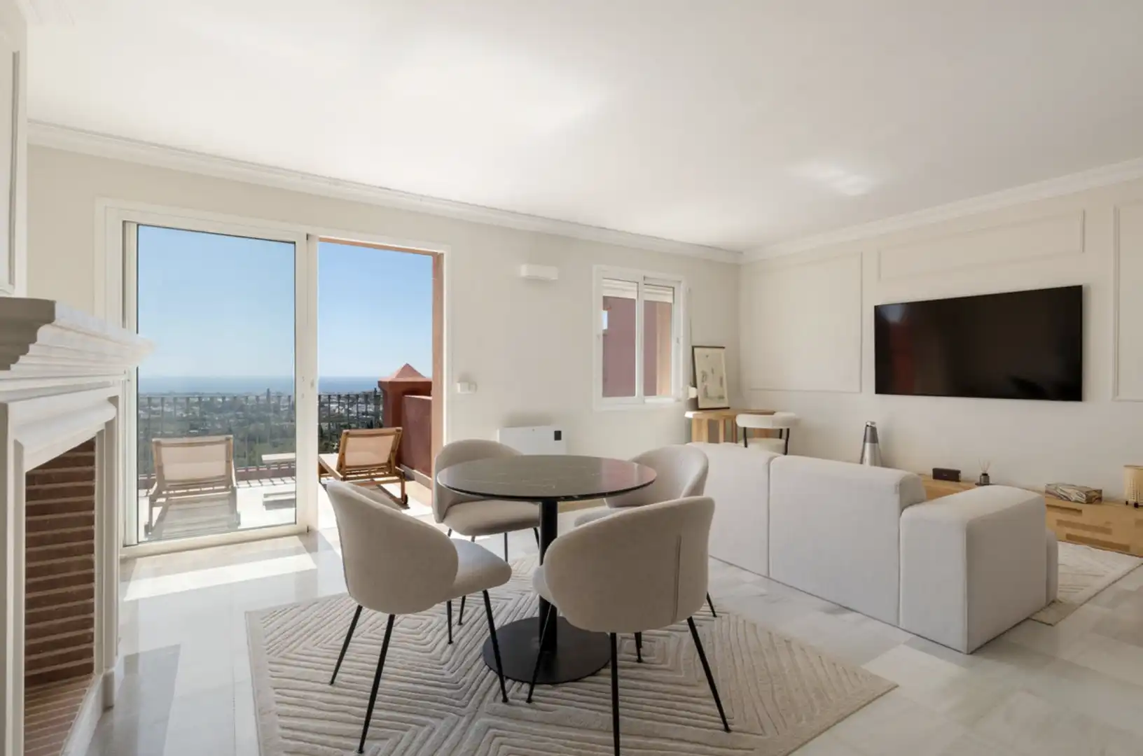 Sala de estar de Ático en venta en Benahavís con Aire acondicionado, Calefacción y Terraza