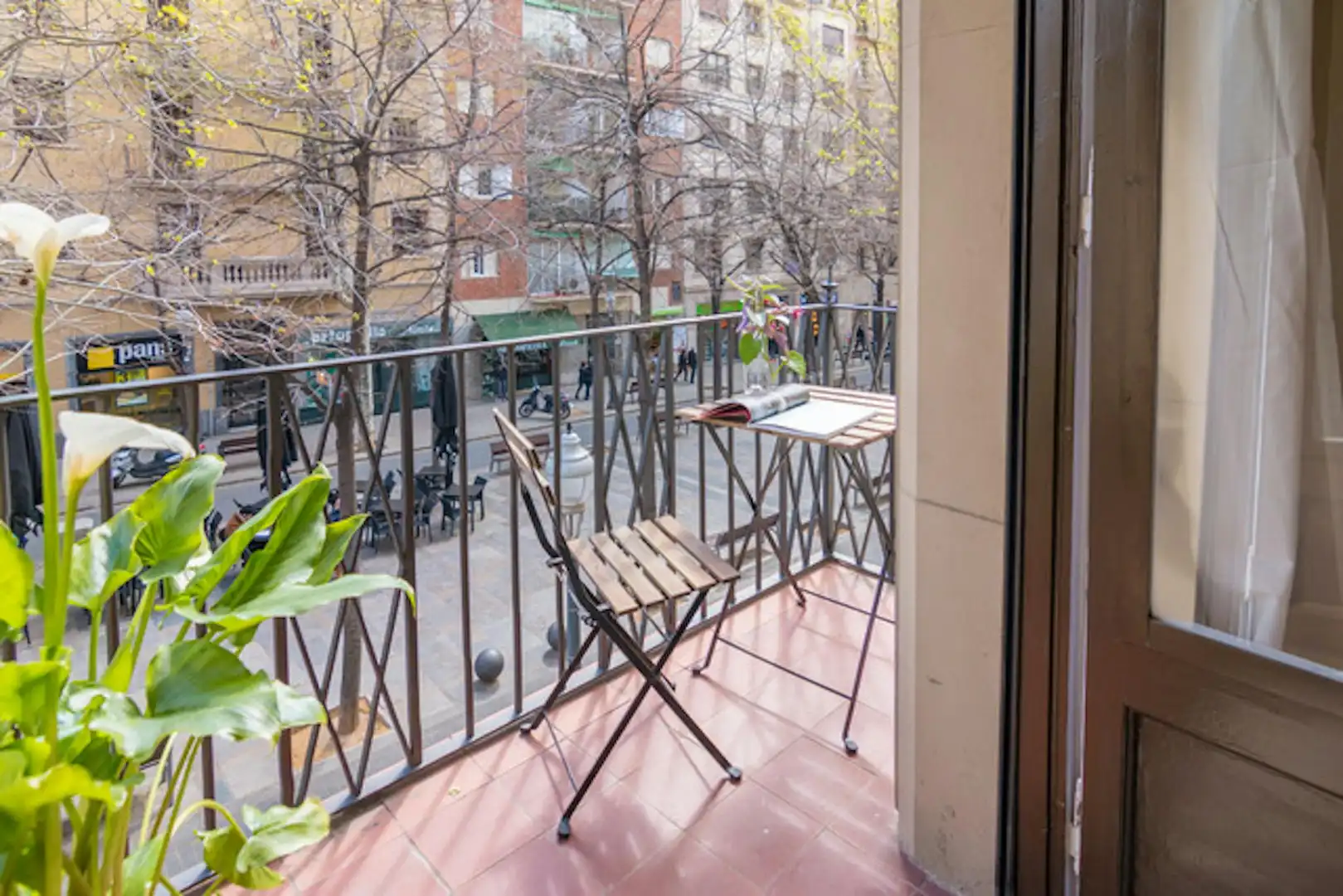 Terraza de Piso para compartir en Barcelona con Calefacción, Amueblado y Lavadora
