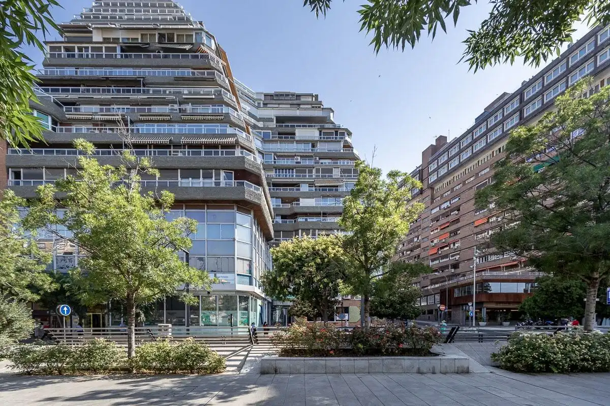 Vista exterior de Pis en venda en Granada amb Calefacció i Forn